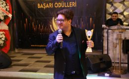 Mimoza Global Medya 1. Altın Başarı Ödüllerinde ‘Yılın En Başarılı Opera Sanatçısı’ Kategorisinde Ödüle Layık Görülen İsim ‘Tenor Sedat Can Öztoprak’ Oldu!