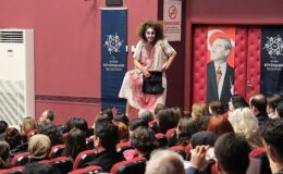 Aydın Büyükşehir Belediyesi Şehir Tiyatroları Tiyatroseverleri ‘Şatonun Altında’ Oyunuyla Buluşturdu