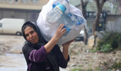 Hatay’da bir annenin fedakarlığı: Çocukları için karton ve plastik topluyor