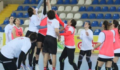 A Milli Kadın Hentbol Takımı’ndan Karadağ maçı öncesi çağrı