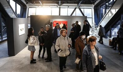 Çankaya Belediyesi Fikret Otyam Sanat Merkezi, Nihal Martlı’nın “Her Şey Yolunda” sergisine ev sahipliği yapıyor. Sergi, 7 Nisan’a kadar ücretsiz ziyaret edilebilecek