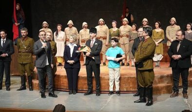 ‘Cumhuriyete Doğru’ Tiyatro Oyununa İzmir’de Büyük İlgi