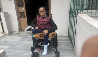 İstanbul’da bekçiler, engelli kadını evine kadar taşıdı