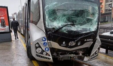 İstanbul’da metrobüs kazası! 4 kişi yaralandı