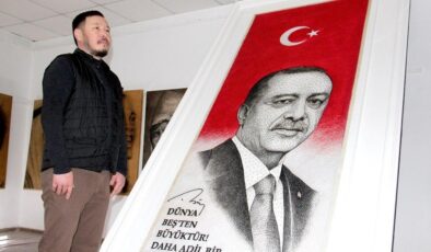 Kırgız ressam, 70 bin çivi ve tel ile Cumhurbaşkanı Erdoğan’ın portresini yaptı