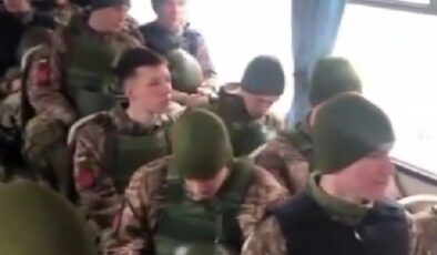 Ukrayna’da 18 yaş altı çocuklar askeri kamuflajla görüntülendi