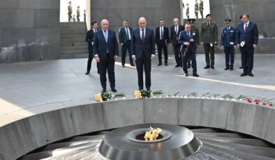 Yunanistan Savunma Bakanı Dendias, sözde ‘Ermeni soykırımı anıtı’na gitti