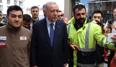 Cumhurbaşkanı Erdoğan akaryakıt istasyonuna uğradı: İşçilerle sohbet etti