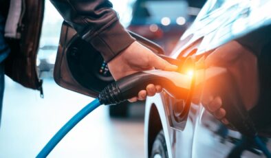 Elektrikli araçlardaki düşüş sürüyor, sürücüler fosil yakıta geri dönüyor