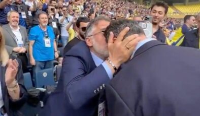 Fenerbahçe taraftarı, Ali Koç’u alnından öptü