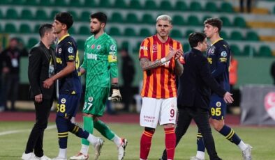 Galatasaraylı futbolcular, Fenerbahçeli gençleri alkışladı