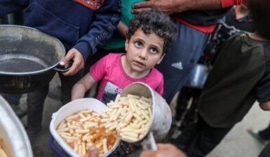 Gazze açlıkla savaşıyor: Çocuklar bir kap yemek için sıraya girdi