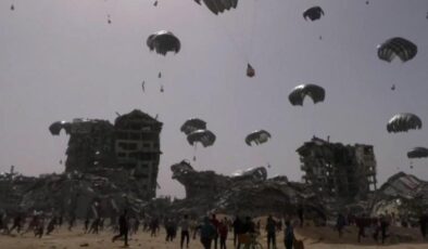 Gazzelilerin havadan yardıma ulaşma mücadelesi: Birbirleriyle yarıştılar