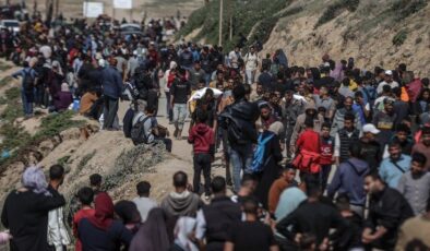 Gazze’nin kuzeyine dönmek isteyen Filistinliler sahil bölgesinde toplandı