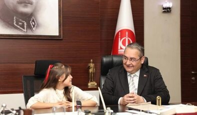 Keçiören Belediye Başkanı Dr. Mesut Özarslan koltuğunu 10 yaşındaki şehit kızı Melis Kara’ya devretti