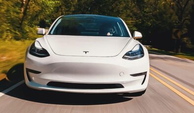 Tesla, ucuz elektrikli otomobil üretme planlarını erteledi