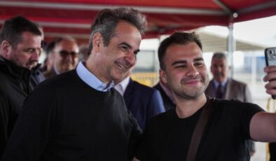 Yunanistan Başbakanı Miçotakis, Midilli’de Türk turistleri karşıladı